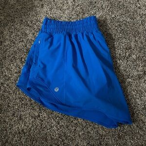 Lululemon high rise hotty hot shorts 
2.5in inseam 
color: pool side 
size: 12
